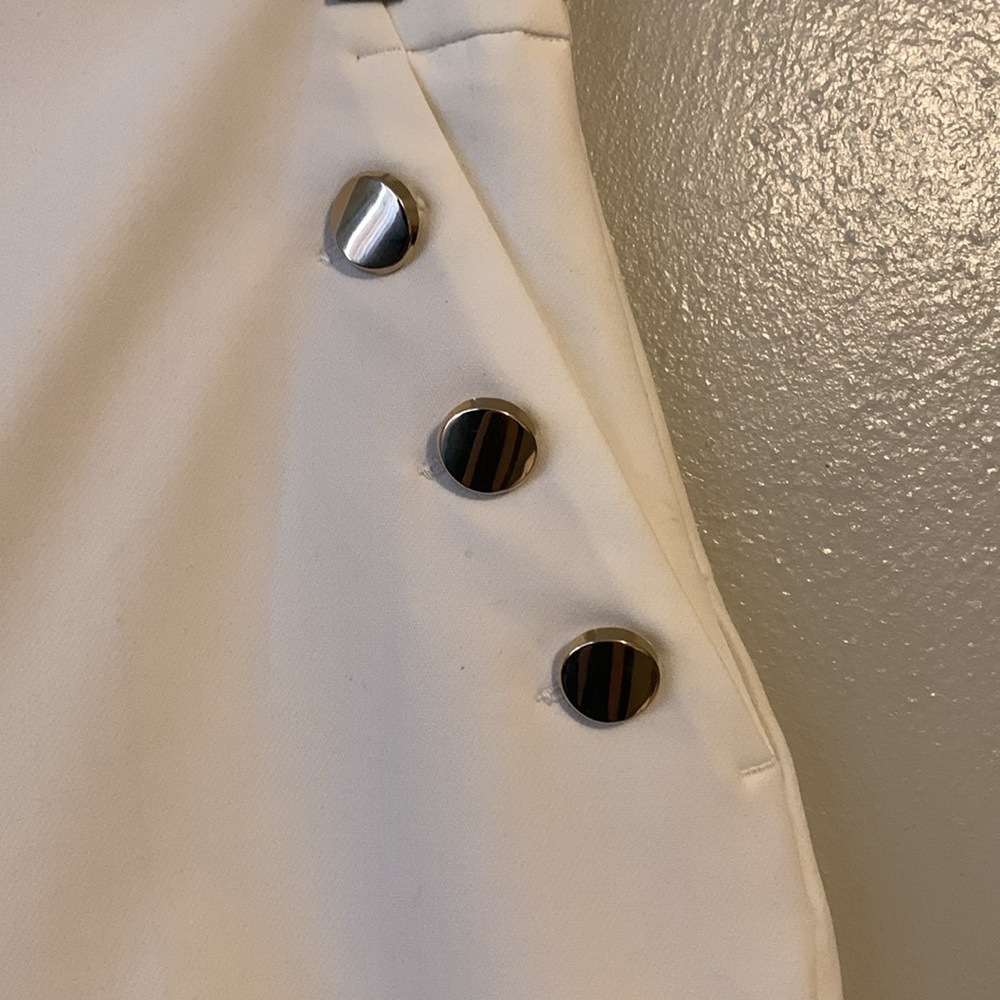 Zara Women’s White Shorts with Gold Buttons Size NWT - Picture 2 of 12